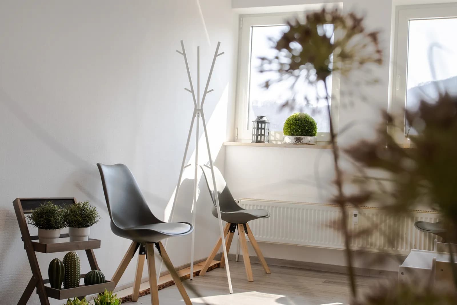 Sonnige Sitzecke am Fenster