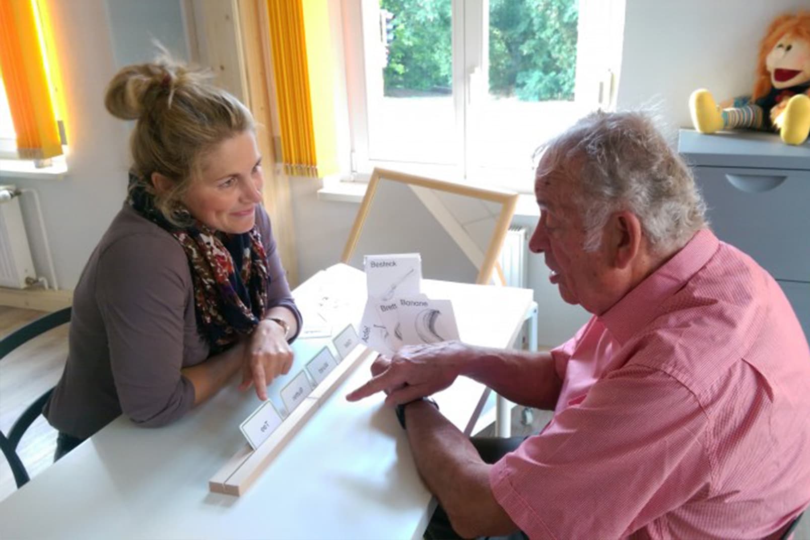 Logopädische Therapie mit einem Erwachsenen anhand von Wortkarten