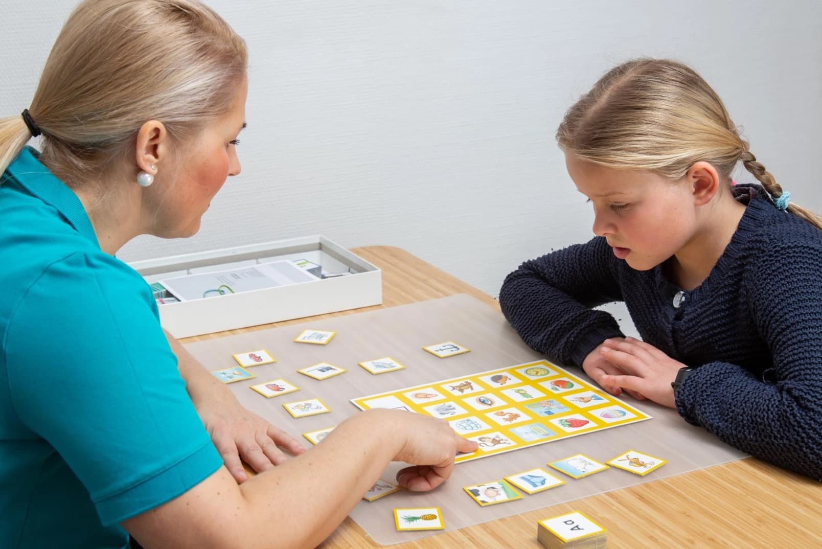 Logopädische Therapie mit einem Kind anhand von Bildkarten